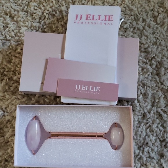 JJ Ellie Rose Quartz Facial Roller - Picture 4 of 4